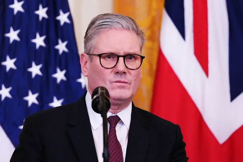 كير ستارمر، رئيس الوزراء البريطاني، أثناء مؤتمر صحفي، مع العلم الأمريكي خلفه، يعبر عن موقفه بشأن دعم أوكرانيا في قمة لندن.