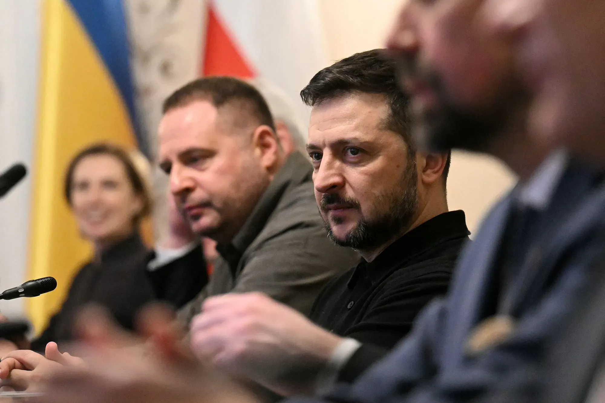 اجتماع سياسي في أوكرانيا يظهر الرئيس زيلينسكي مع مستشارين، وسط أجواء توتر بعد استقالة أندريه يرماك إثر مداهمة فساد.