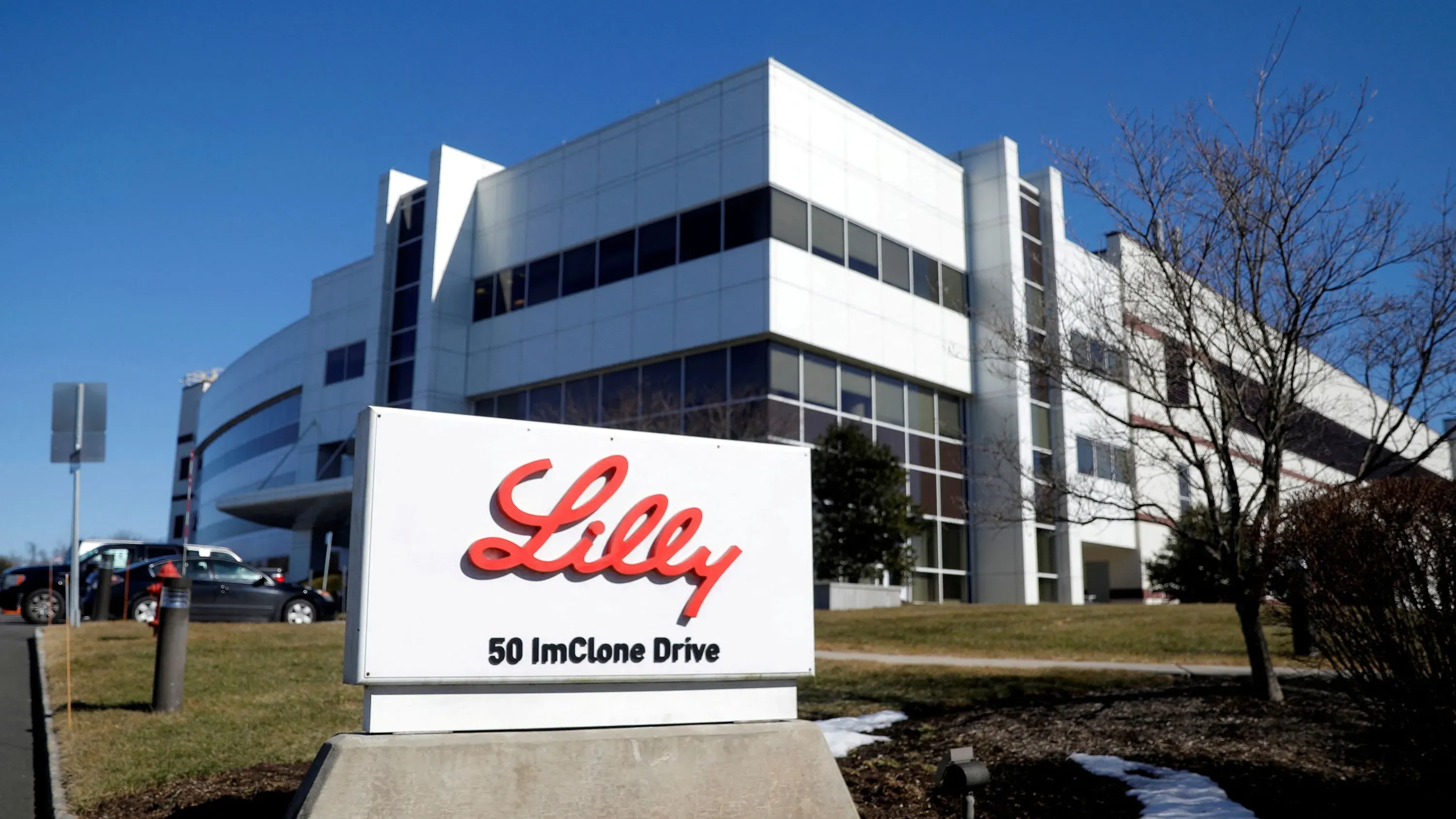 شركة إيلي ليلي تعلن عن استثمار 27 مليار دولار لبناء أربعة مصانع جديدة في الولايات المتحدة لدعم تصنيع الأدوية.
