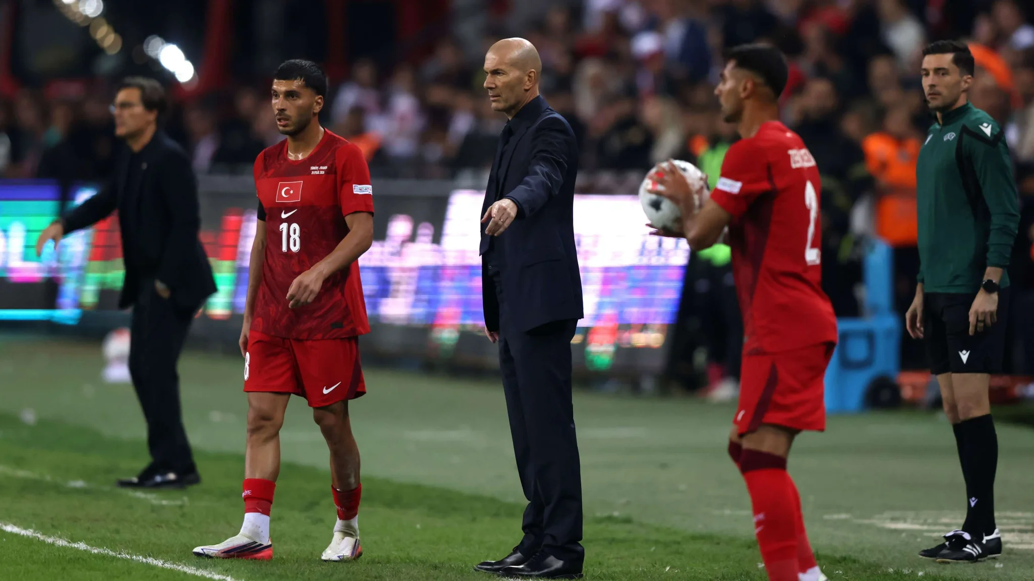 زين الدين زيدان يقود منتخب فرنسا من مقعد المدرب في مباراة ضد تركيا ضمن دوري الأمم الأوروبية، بداية تاريخية بفوز أول.