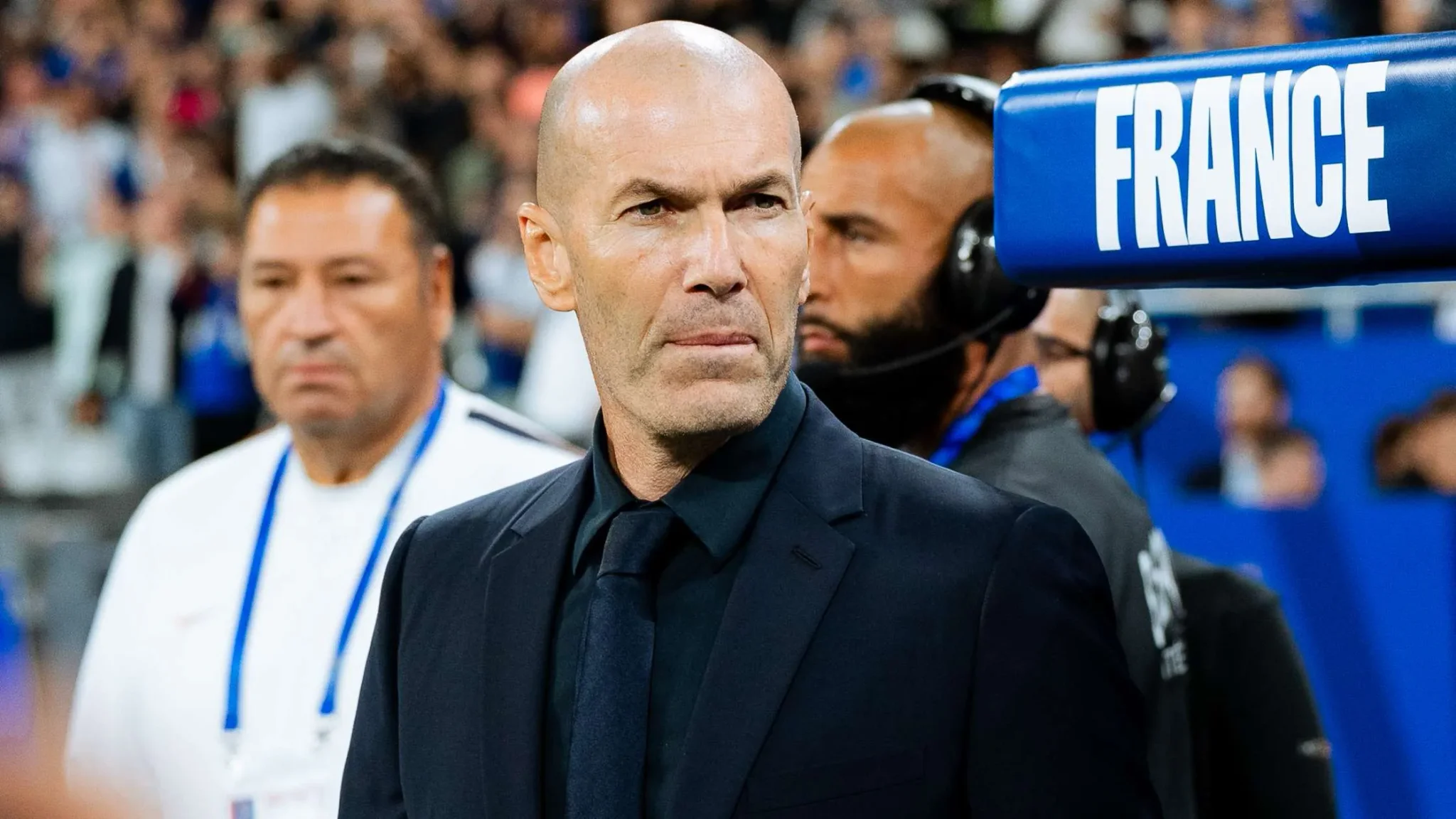 زين الدين زيدان مدرب منتخب فرنسا يظهر بتركيز قبل مباراة في دوري الأمم الأوروبية، مع تأكيده على احترامه لمسيرة كريستيانو رونالدو الدولية.