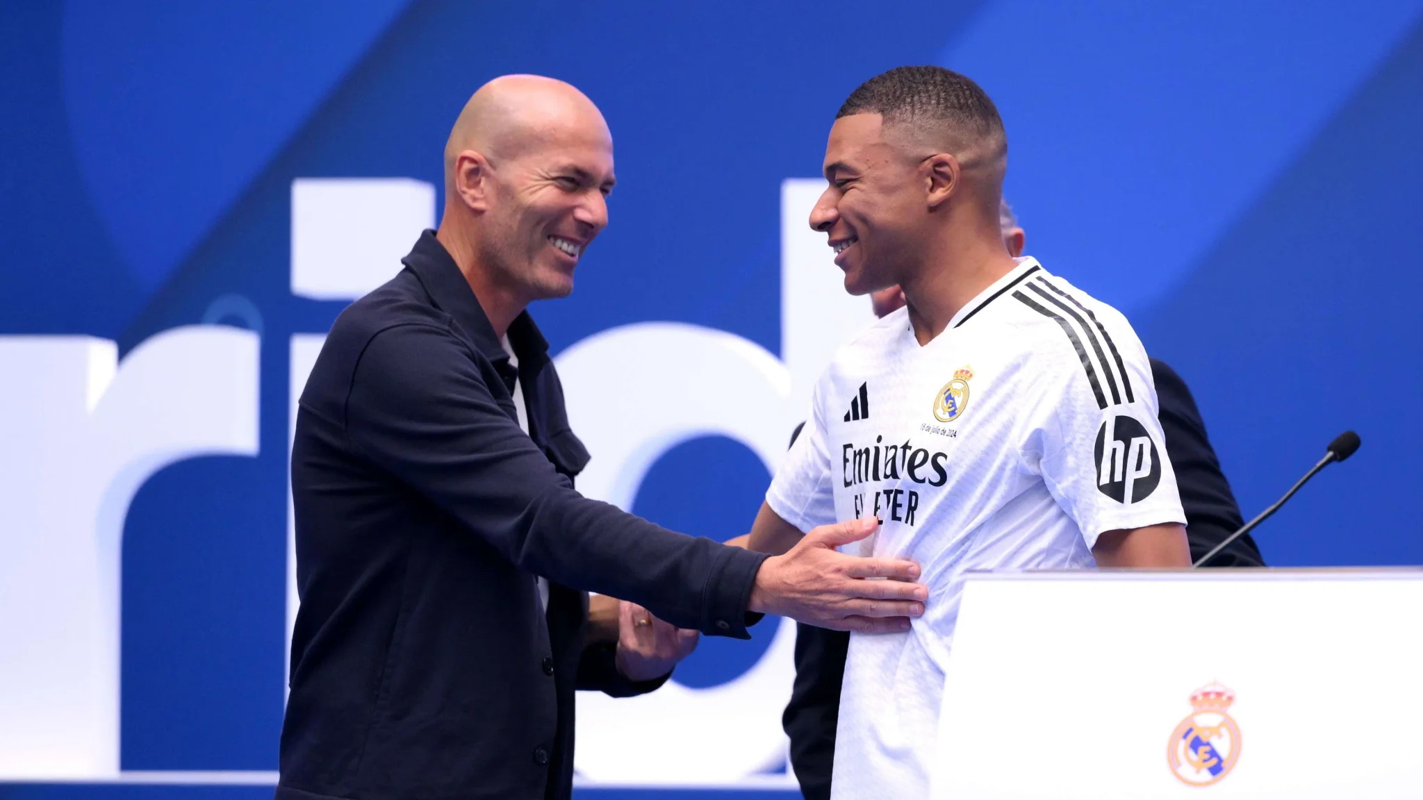 زين الدين زيدان يهنئ كيليان مبابي خلال تقديمه كلاعب جديد في ريال مدريد، معبّرين عن علاقة طويلة بدأت منذ أكاديمية فالديبيباس.