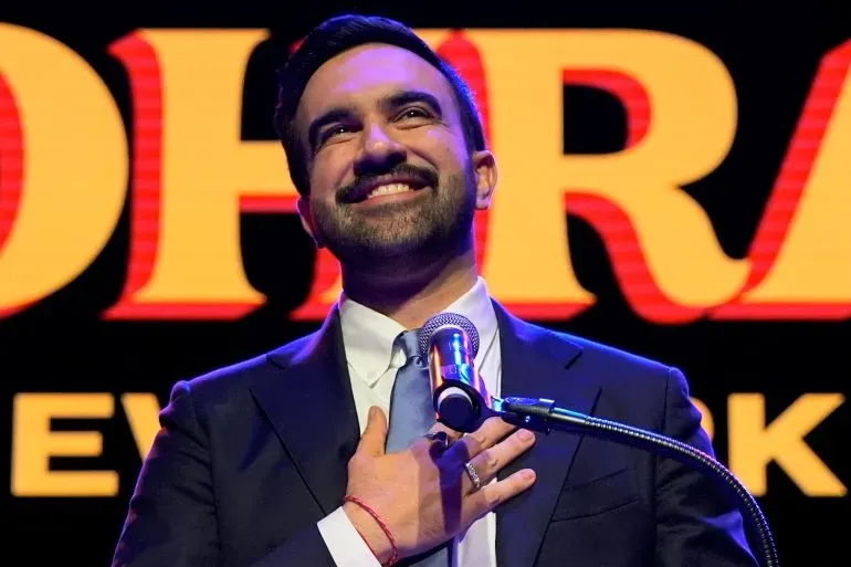 زهران ممداني، العمدة المنتخب حديثًا لمدينة نيويورك، يعبر عن امتنانه أمام حشد من المؤيدين بعد فوزه التاريخي.